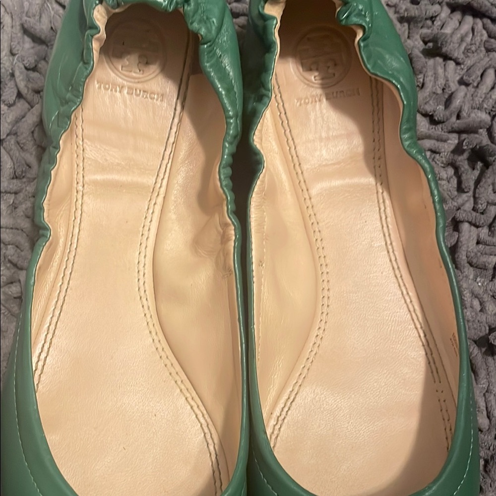 Tory Burch Green Leather Flats with Logo Medallion - Picture 2 of 4